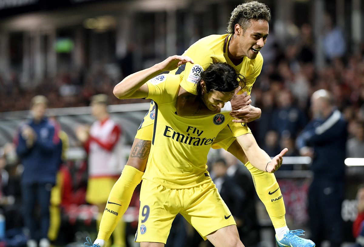 Neymar se muestra feliz con sus nuevos compañeros en el PSG. El brasileño consiguió un gol y una asistencia en la victoria contra el Guingamp. (Foto Prensa Libre: AFP)