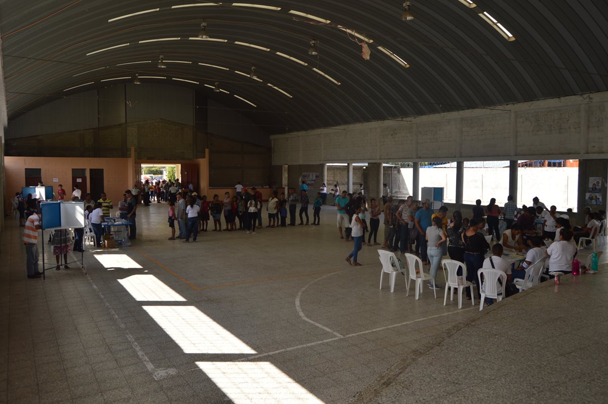 Vecinos de San Jorge, Zacapa, acuden a las urnas para elegir autoridades. (Foto Prensa Libre: Víctor Gómez)