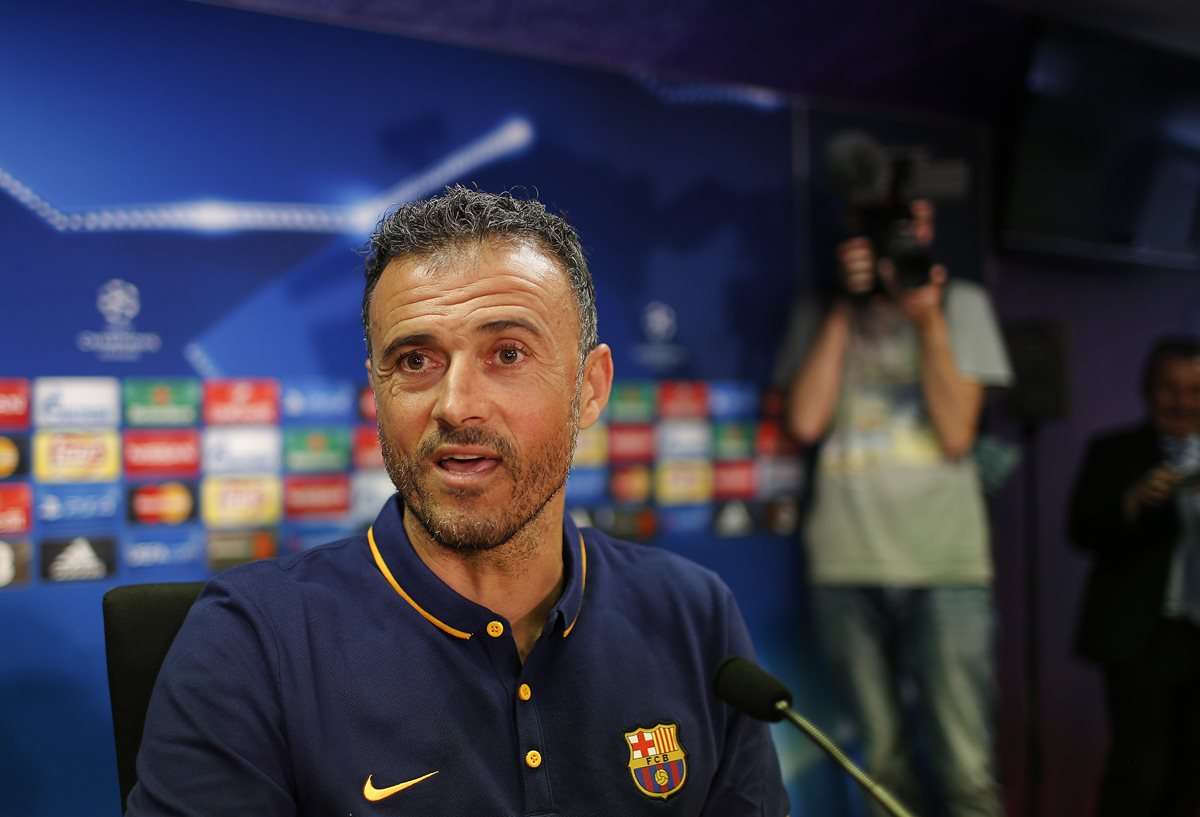 Luis Enrique habla en la conferencia de prensa previo a la Champions. (Foto Prensa Libre: AP)