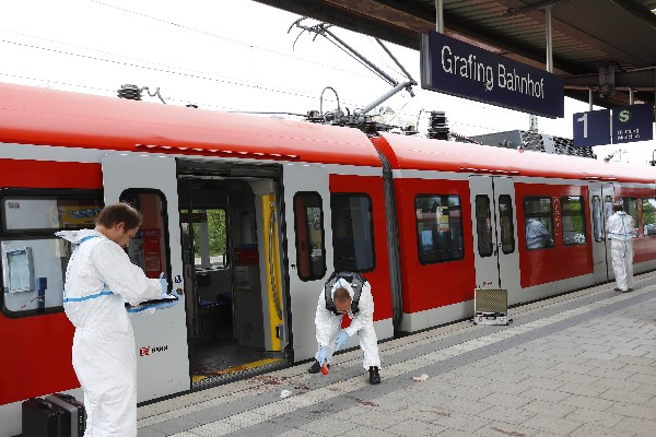 Expertos forenses de la policía trabajan frente de la estación de tren en Grafing.(Foto Prensa LIbre:AP).