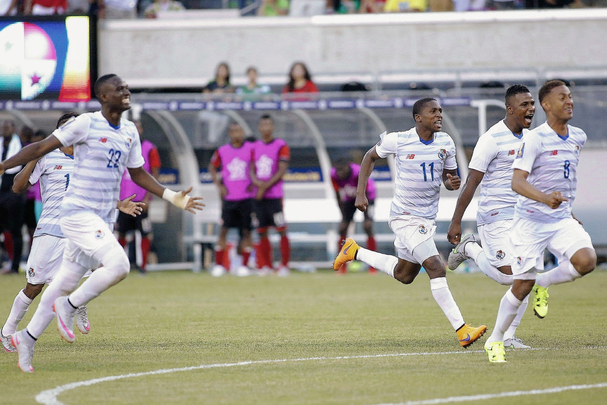 Jugadores de la selección de Panamá, celebran su pase a semis de Copa Oro. (Foto Prensa Libre: EFE).