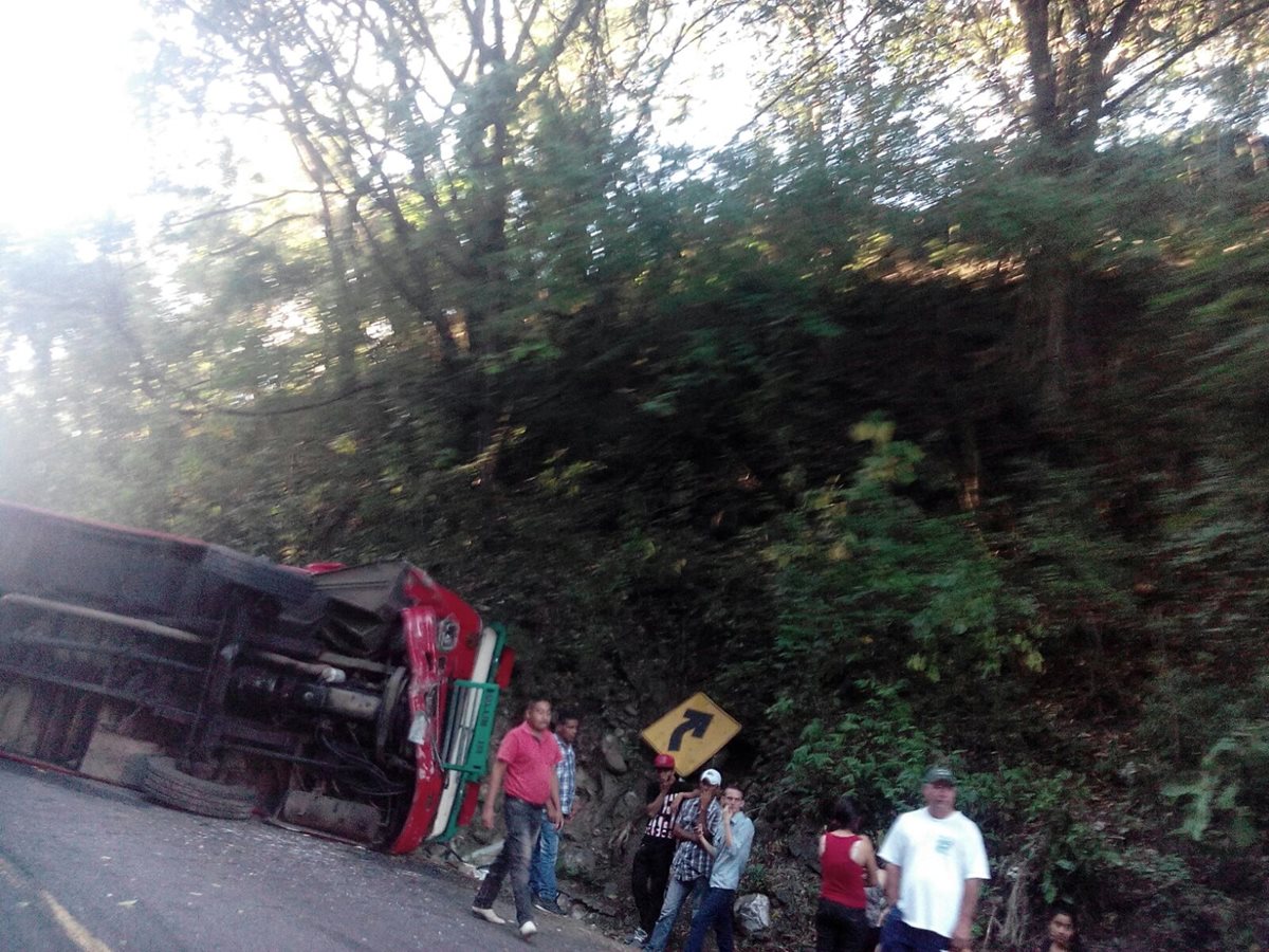 Autobus vuelca en el kilómetro 93 en Oratorio, Santa Rosa. (Foto Prensa Libre: Oswaldo Cardona)