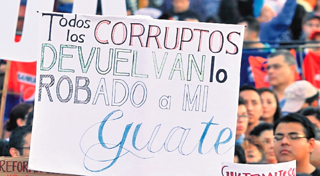 A fines de abril de 2015 miles de guatemaltecos salieron a las calles para pedirle al entonces binomio presidencial renunciar al cargo. (Foto Prensa Libre: Hemeroteca PL)