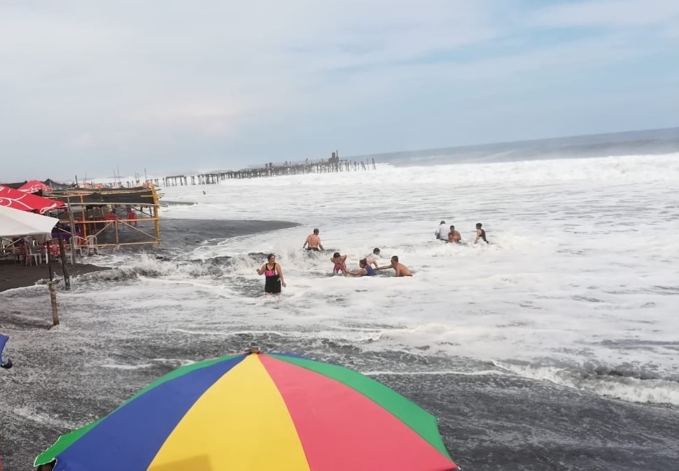 Las olas en las playas del Pacífico llegan hasta los dos metros, por lo que se sugiere a los visitantes de las playas tomar sus precauciones. (Foto Prensa Libre: Cortesía IGSS)