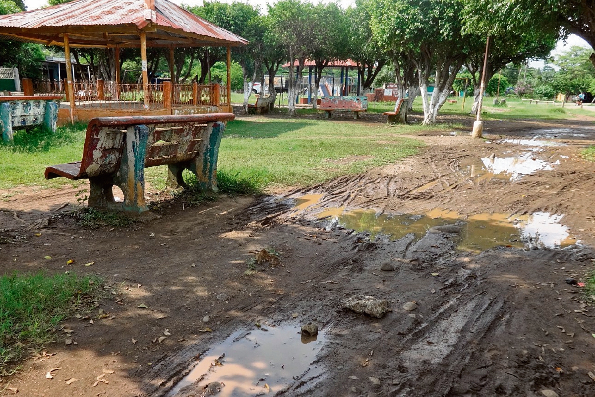 El parque municipal del área urbana de San José La Máquina se encuentra en malas condiciones, pero el alcalde dice que lo convertirá en centro cívico si gana las elecciones. (Omar Méndez)