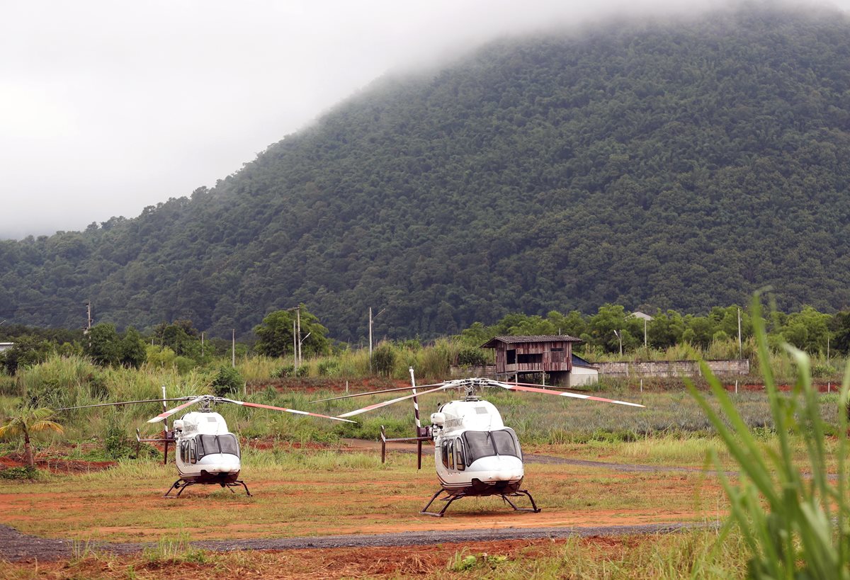 Helicóptero está en apresto para trasladar a los menores. (Foto Prensa Libre: EFE)