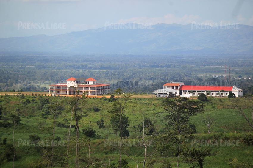 Vista de dos inmuebles confiscados en la finca El Triunfo, Morales, Izabal. (Foto Prensa Libre: Hemeroteca PL).