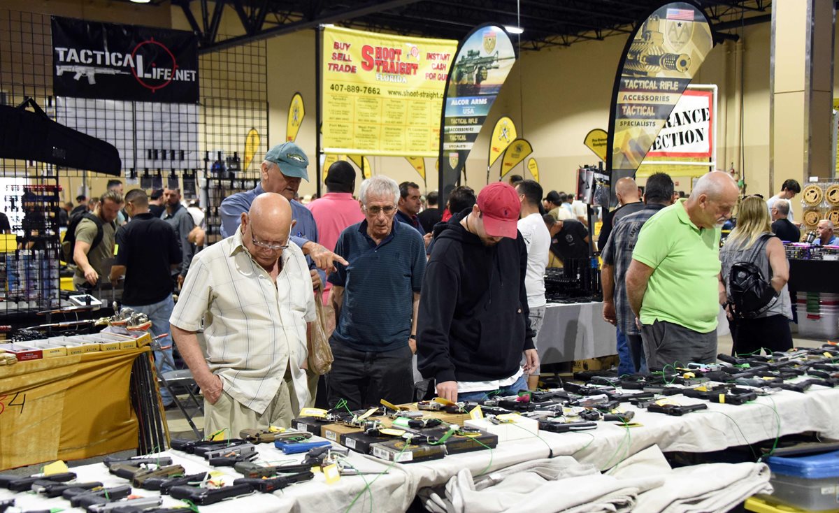 Aficionados de las armas asisten al sur de Florida Gun Show de armas en Dade County Youth Fairgrounds en Miami, Florida. (Foto Prensa Libre:AFP).