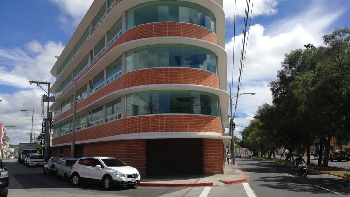 La comisión realizó una visita al edificio que se adquirió durante la gestión de la exfiscal Thelma Aldana. (Foto Prensa Libre: Érick Ávila)