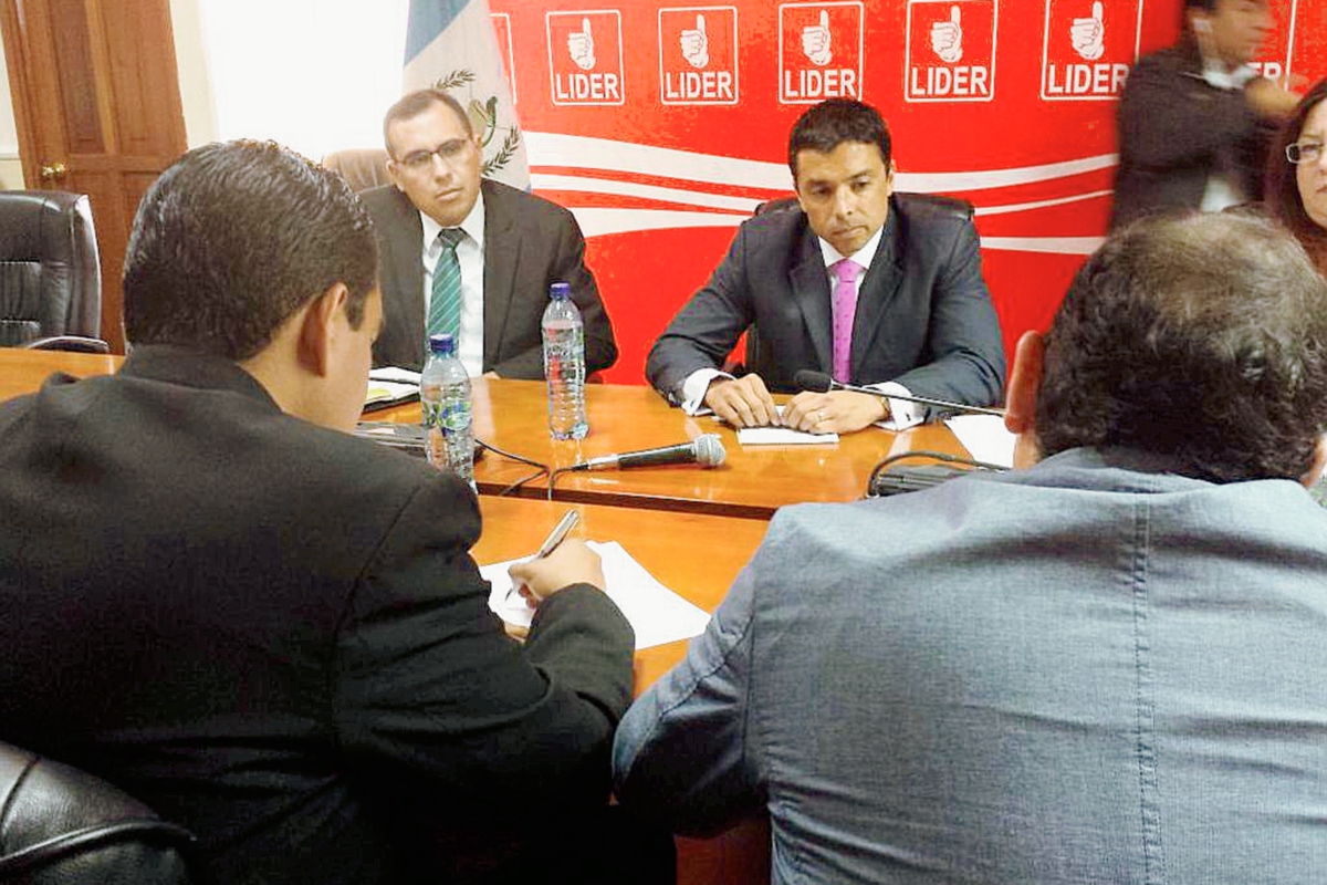 El director de la Digef, Martín Machón, durante su comparecencia en la Comisión de Transparencia del Congreso. (Foto Prensa Libre: J. Gramajo).