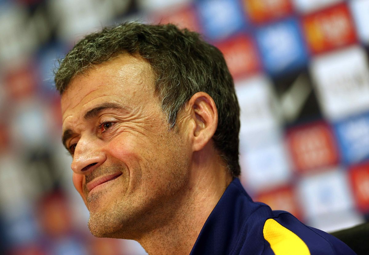 El entrenador del FC Barcelona, Luis Enrique Martínez, durante la rueda de prensa después del entreno para preparar el partido contra el Sporting de Gijón. (Foto Prensa Libre: EFE)