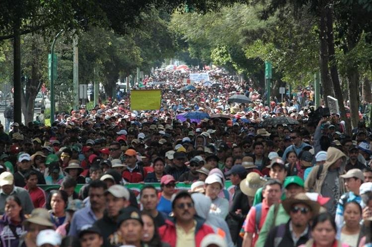 Maestros de establecimientos públicos durante una protesta en 2016, desplazados en la Avenida Reforma, zona 10. (Foto Prensa Libre: Hemeroteca PL)