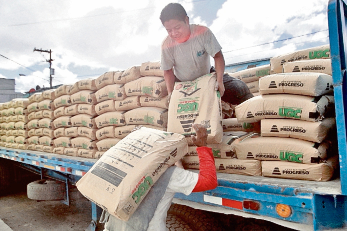 SAT mantendrá el cobro de Q5 por la venta de cada saco de cemento hasta el 30 de septiembre. (Foto Prensa Libre: Álvaro Interiano)