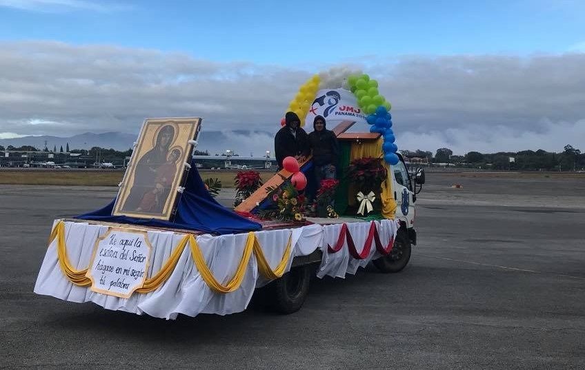 La cruz y la imagen de la Virgen María serán llevadas a varios departamentos. (Foto Prensa Libre: Cortesía).