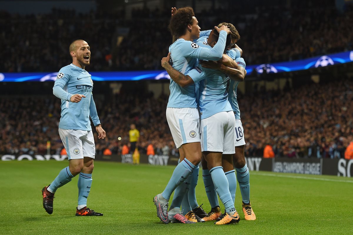 Raheem Sterling es felicitado después de anotar en el triunfo del City contra el Nápoli. (Foto Prensa Libre: AFP)