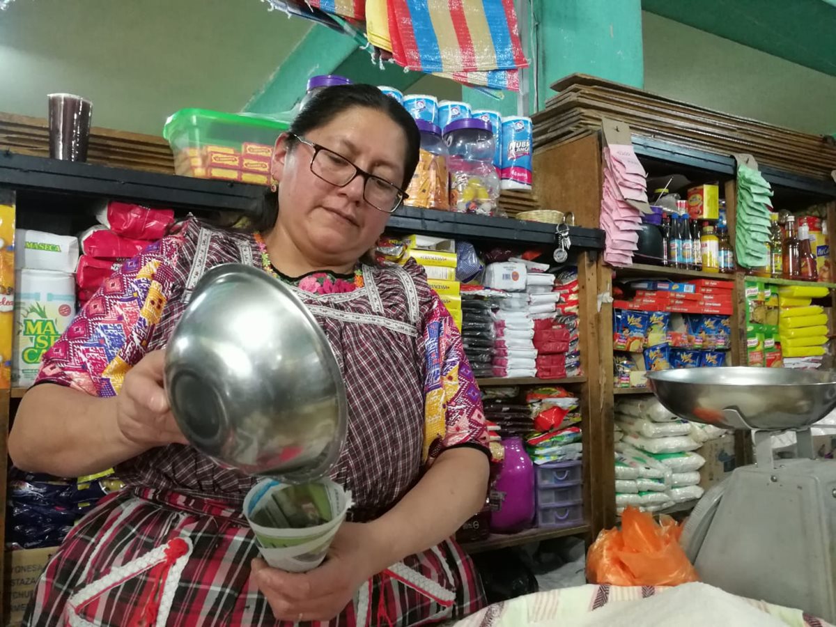 Elda Sacalxot, vendedora de granos básicos utiliza papel periódico en lugar de bolsas plásticas. (Foto Prensa Libre: Fred Rivera)