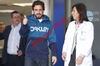 Alonso a su salida del hospital este miércoles, una fotografía que transmitió alivio a sus seguidores y familia. (Foto Prensa Libre:EFE)