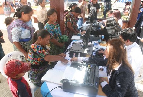 Mujeres de la aldea Santa María Cauqué, Santiago Sacatepéquez, actualizan sus datos en el RC. (Foto Prensa Libre: Archivo)