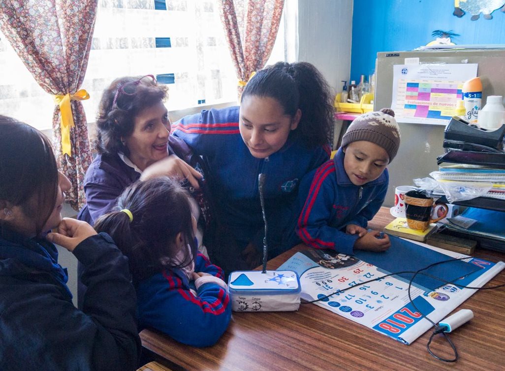 Estudiantes de la escuela Dra. Elisa Molina de Stahl de Quetzaltenango, durante pruebas efectuadas con el dispositivo creado por los universitarios. (Foto Prensa Libre: Cortesía de estudiantes)