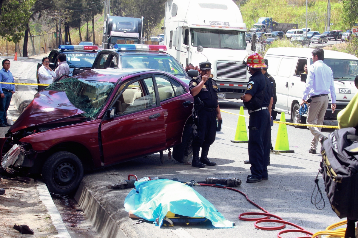 Dos mujeres murieron al impactar el vehículo donde viajaban en la 27 calle final zona 5 ( Foto Prensa Libre: Estuardo Paredes)