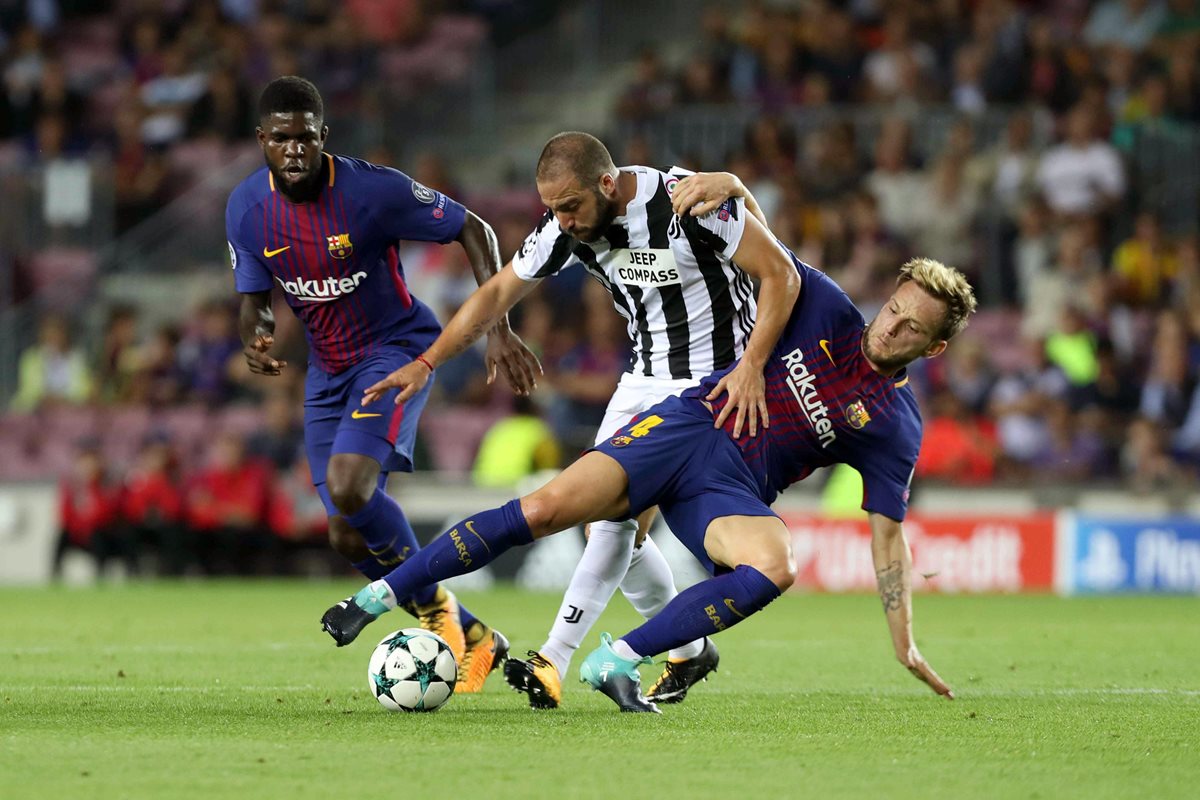 Gonzalo Higuaín no tuvo los espacios para tratar de hacerle daño al Barcelona. (Foto Prensa Libre: AFP)