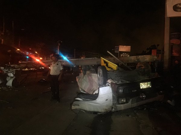 Dos personas murieron y dos más heridas fueron trasladadas por Bomberos Voluntarios al Hospital General. (Foto Prensa Libre: CVB)