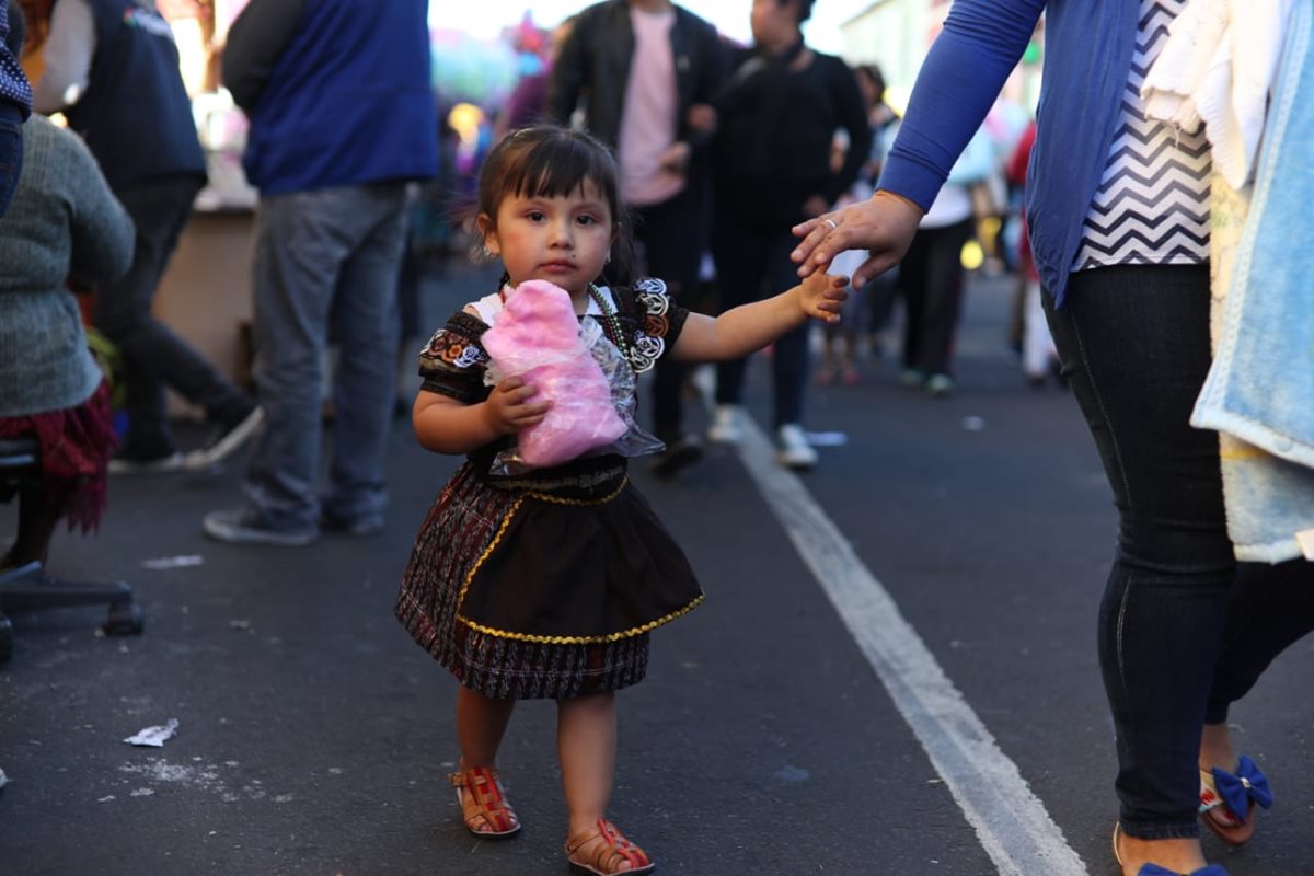 La devoción por la Virgen es transmitida por los adultos hacia sus hijos con la constante visita al Santuario.