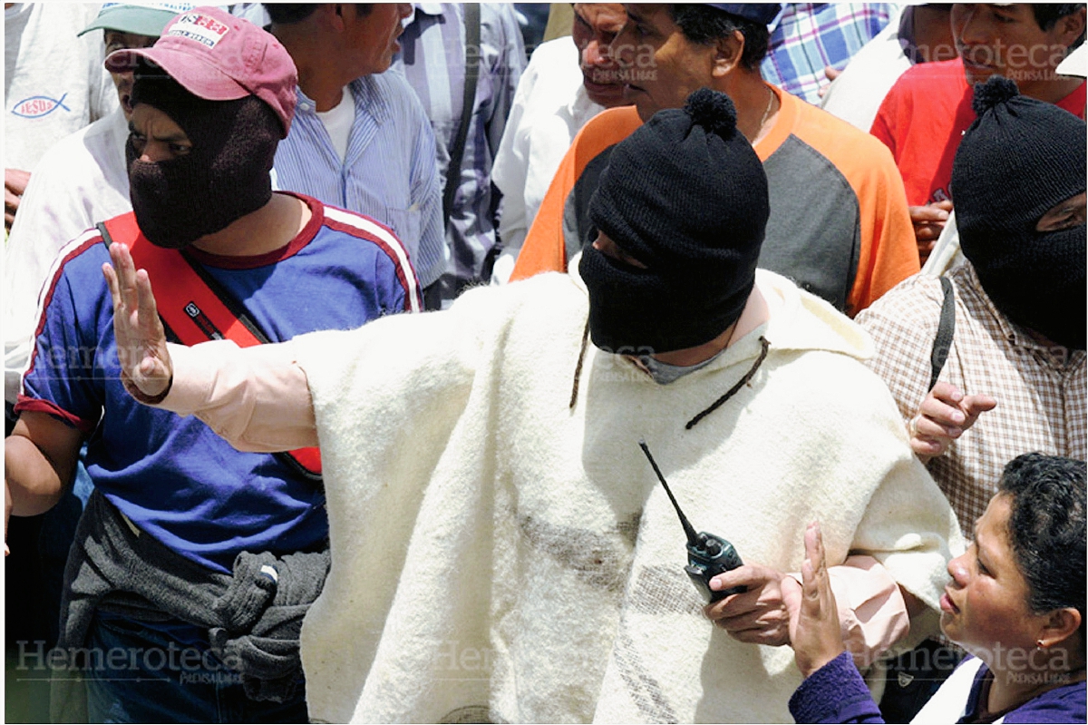 Líderes del FRG con gorros pasamontaña dan instrucciones la turba. (Foto: Hemeroteca PL)