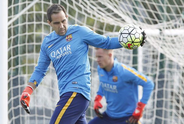 Los porteros del FC Barcelona, el chileno Claudio Bravo (izquierda) y el alemán André Ter Steger, en el entrenamiento que realizó este viernes el equipo azulgrana. (Foto Prensa Libre: AFP)