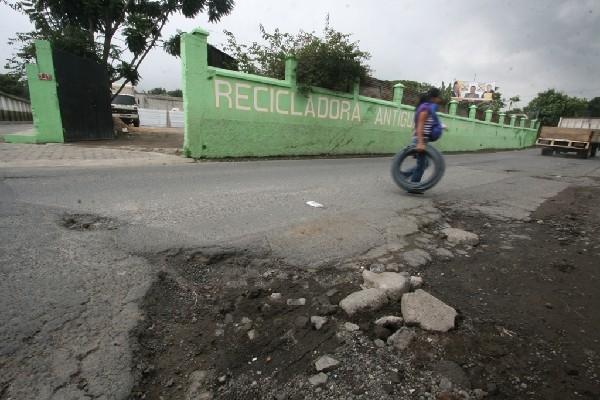 La carretera entre la ciudad colonial y Ciudad Vieja se encuentra  en mal estado.