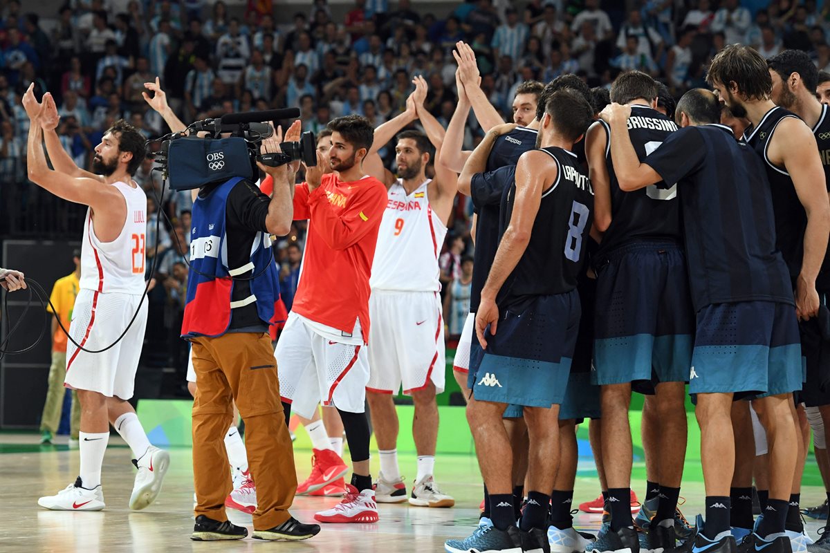 Los jugadores españoles festejan frente a los argentinos. (Foto Prensa Libre: AFP)