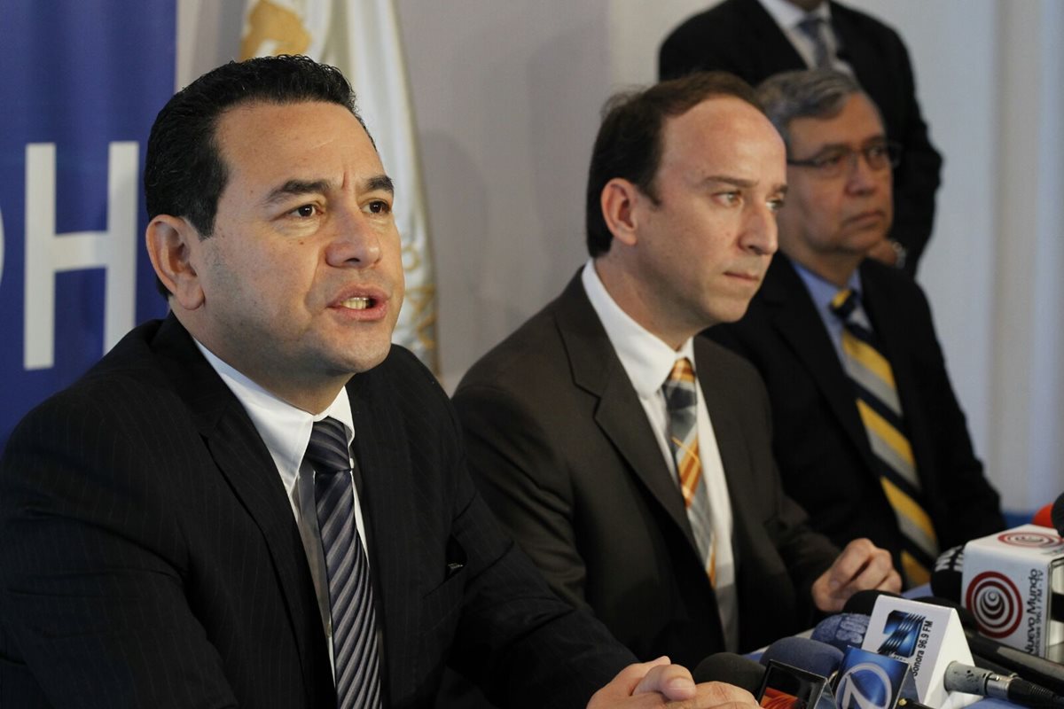 El presidente electo, Jimmy Morales; el PDH, Jorge de León y el vicepresidente electo, Jafeth Cabrera, reunidos para hablar sobre Derechos Humanos. (Foto Prensa Libre: Paulo Raquec)