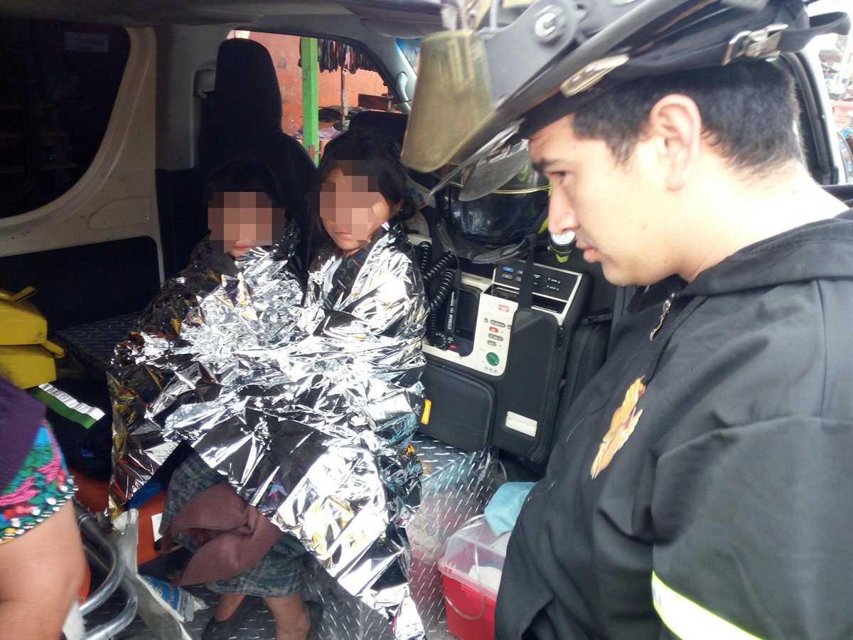 Los menores abandonados por sus padres ebrios fueron atendidos por los bomberos. (Foto Prensa Libre: CBV)