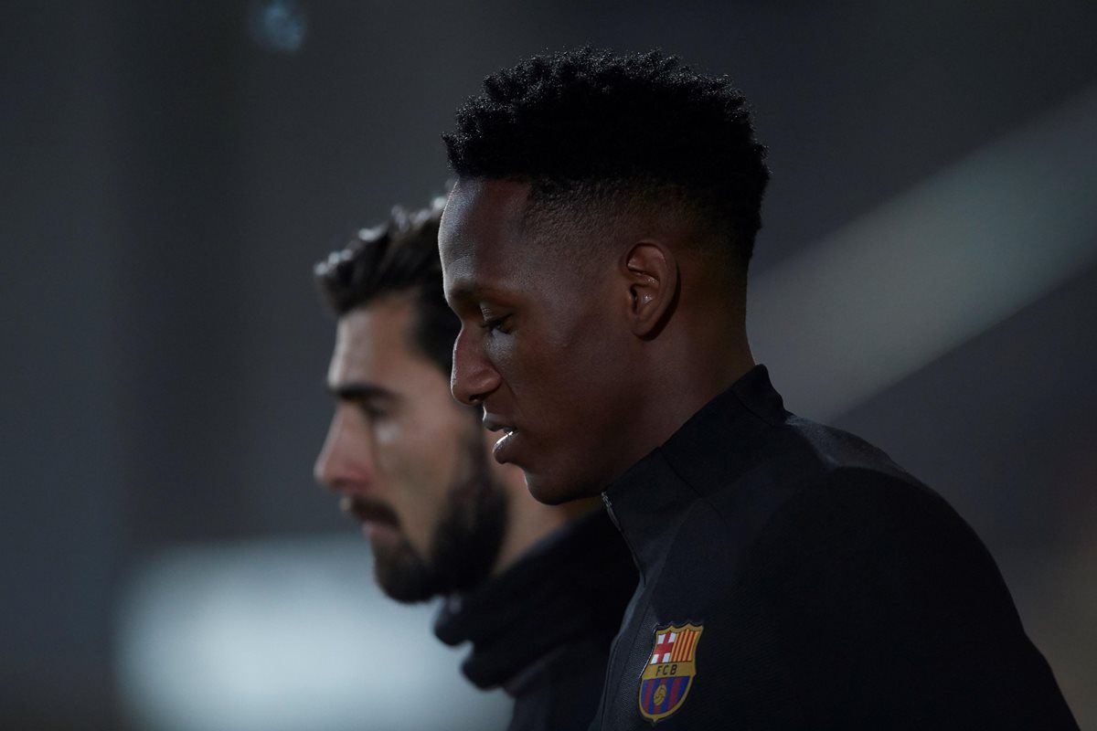 El defensa colombiano del FC Barcelona, Yerry Mina (d) y el centrocampista portugués, André Gomes (i), durante el entrenamiento realizado. (Foto Prensa Libre: EFE)