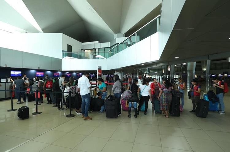 La captura se llevó a cabo en el Aeropuerto Internacional La Aurora. El fraile pretendía viajar a Israel. (Foto Prensa Libre: Hemeroteca PL)