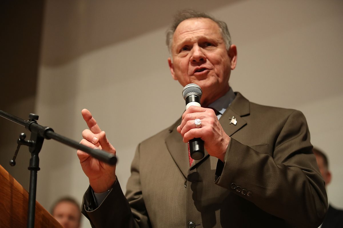 Al igual que Trump, el republicano Roy Moore ha sido acusado de racismo y abusos sexuales. (Foto Prensa Libre: AFP)