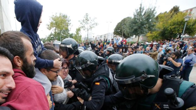 La actuación de la policía dejó al menos 800 heridos. GETTY IMAGES