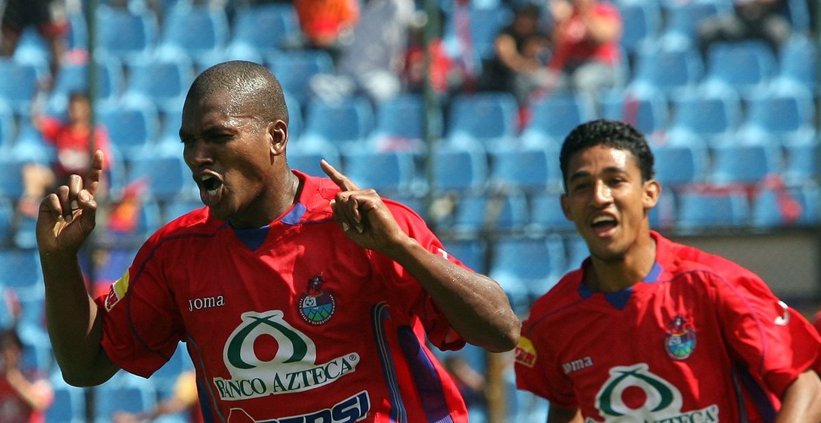 Mario Acevedo celebra un gol con Municipal en su etapa como jugador frente a Xinabajul. Lo acompaña en el festejo Edwin Villatoro, quien también es su primo. (Foto Prensa Libre: Hemeroteca PL)