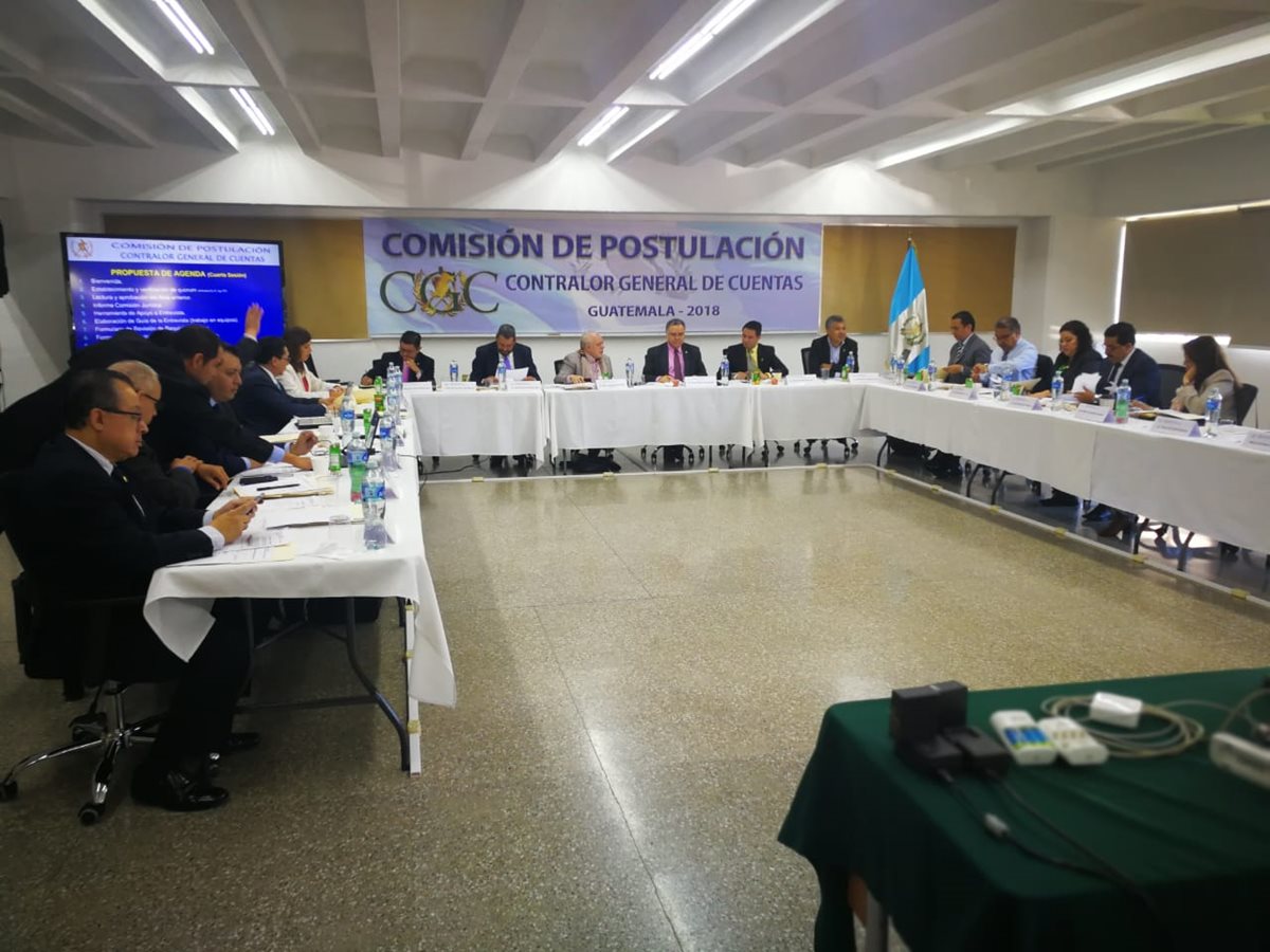 La Comisión de Postulación para contralor general de Cuentas aprueba los temas para la elaboración de la guía de entrevistas. (Foto Prensa Libre: Érick Ávila)