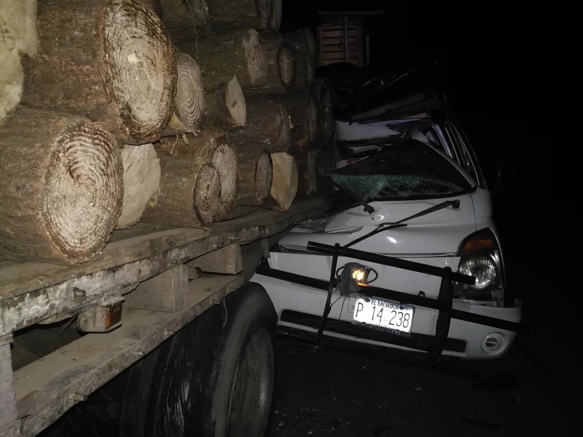 Automotor accidentado en el km 111. 5 de la ruta Interamericana. (Foto Prensa Libre: Ángel Julajuj).