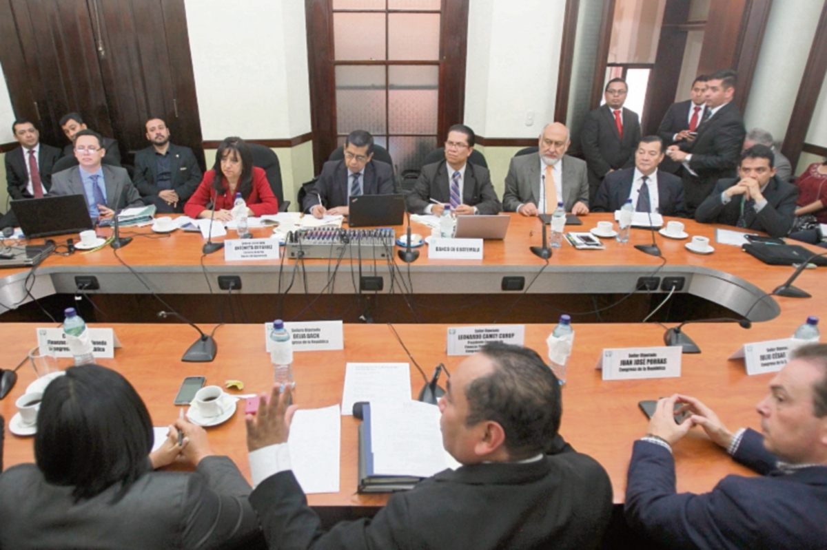 integrantes de la Comisión de Finanzas del Congreso escuchan a técnicos del Banguat. (FOTO PRENSA LIBRE:ESBIN GARCIA)