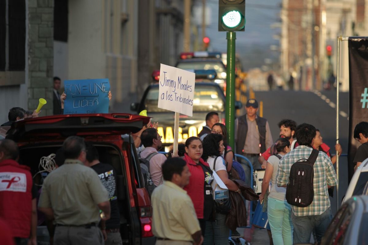 Ciudadanos llevan redobles, cartulinas y pitos para protestar contra la ofensiva presidencial que aparentemente intenta sacar a Iván Velásquez. (Foto Prensa Libre: Carlos Hernández)