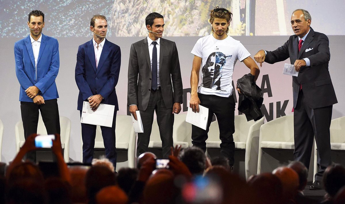 Los ciclistas Vincenzo Nibali, Alejandro Valverde, Alberto Contador, Peter Sagan, y el director del periódico 'Gazzetta dello Sport', Andrea Monti, participan en la presentación de la prueba ciclista Giro d'Italia. (Foto Prensa Libre: EFE)