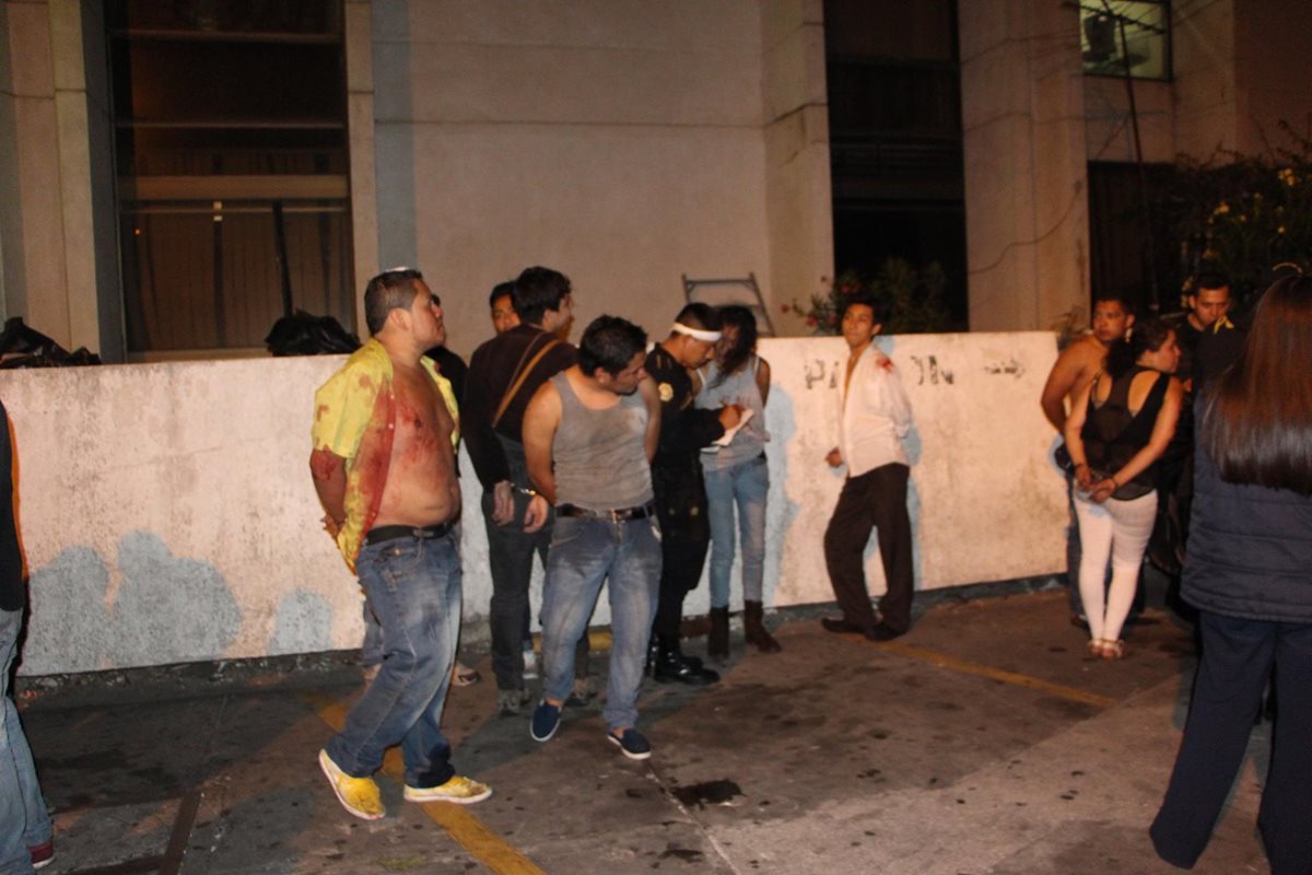 Los detenidos llegan al juzgado de turno en la Torre de Tribunales. (Foto Prensa Libre: Cortesía PNC)