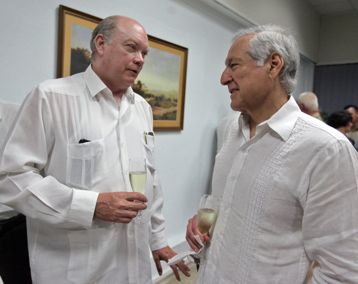 Ministro cubano de Comercio Exterior, Rodrigo Malmierca y Ministro de Relaciones Exteriores de Chile, Heraldo Muñoz, durante la firma de convenio entre los Ministerios de Salud de ambos países.(Prensa Libre: EFE)