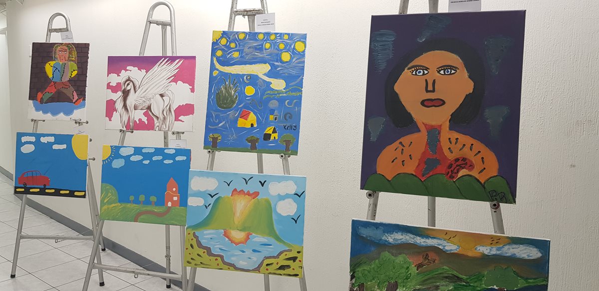 Ochenta adolescentes privados de libertad exhiben su trabajo artístico en la Galería Efraín Recinos.