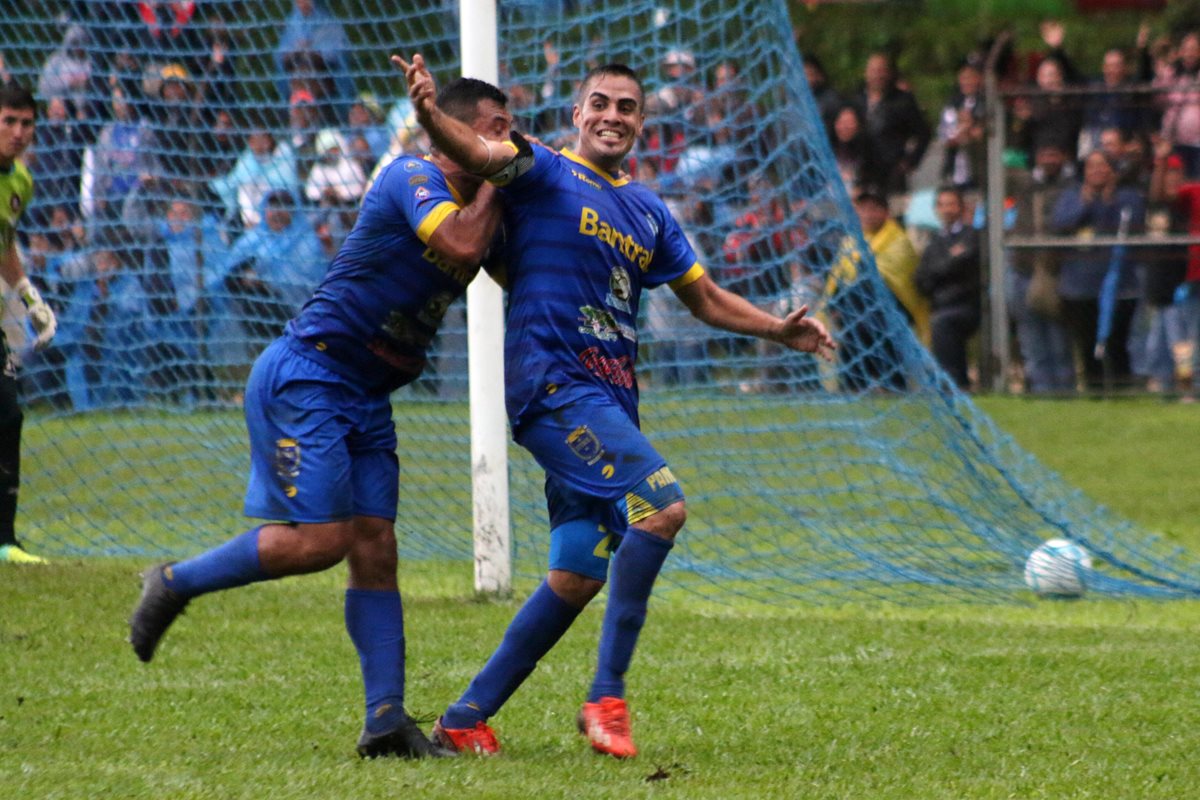 Francisco Ladogana festeja el gol que significó el triunfo para Cobán contra Carchá. (Foto Prensa Libre: Eduardo Sam Chun).