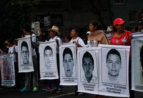 A los ya 43 estudiantes desaparecidos podrían sumarse más de 30 secuestrados, según cadena francesa. (Foto Prensa Libre: EFE)