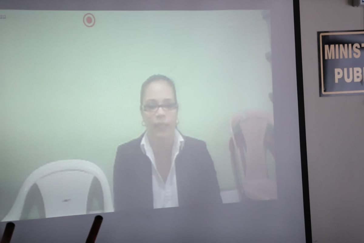 La exvicepresidenta Roxana Baldetti por videoconferencias desde la Cárcel de Santa Teresa. (Foto Prensa Libre: Juan Diego González)