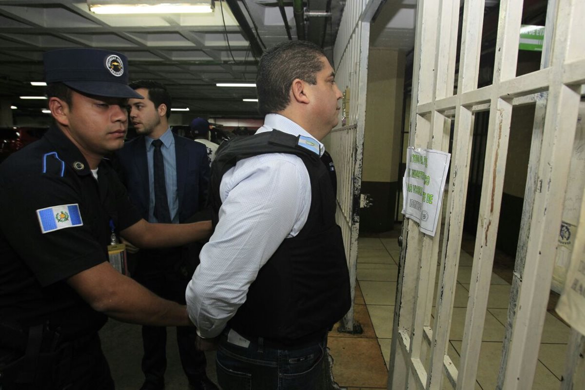 Juan Carlos Monzón Rojas acudió ante el Juez Miguel Ángel Gálvez, para solicitar más seguridad.(Foto Prensa Libre: Carlos Hernández)
